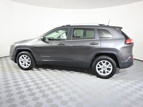 Used 2017 Jeep Cherokee Latitude w/ Safety/Convenience Group AWD/4WD image 3