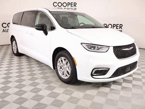 Used 2024 Chrysler Pacifica Touring-L image 1