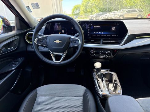 Used 2024 Chevrolet Trax LT w/ Driver Confidence Package FWD image 14