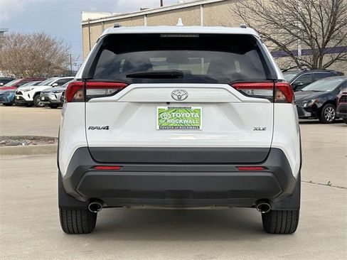 Used 2020 Toyota RAV4 XLE Premium image 4