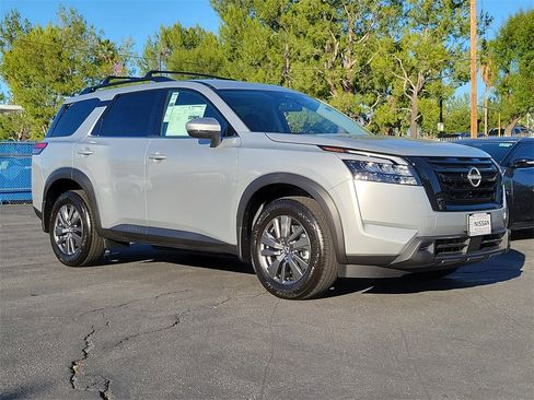 New 2025 Nissan Pathfinder SV w/ Black Appearance Package image 15