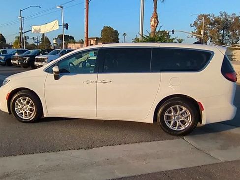 Used 2023 Chrysler Pacifica Touring-L FWD image 5
