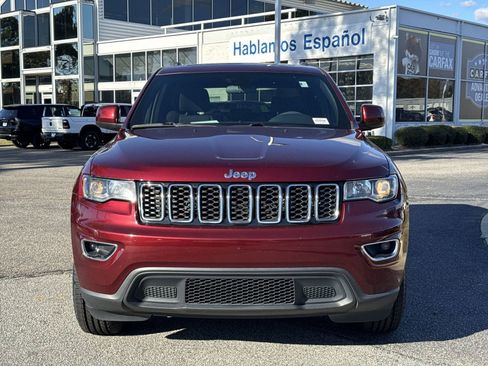 Used 2020 Jeep Grand Cherokee Laredo image 3