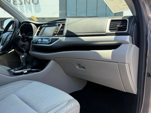 Used 2018 Toyota Highlander Plus w/ Preferred Accessory Package AWD/4WD image 18