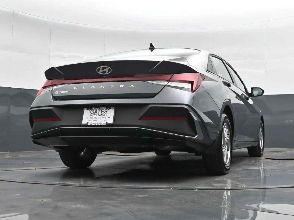 Used 2025 Hyundai Elantra SE FWD image 37