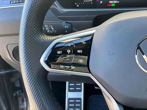 Used 2022 Volkswagen Tiguan SE R-Line image 17