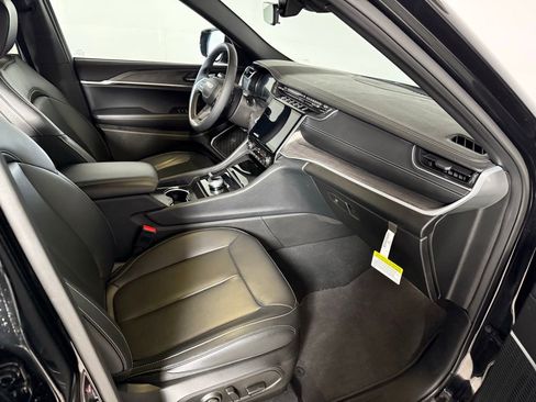 Certified 2025 Jeep Grand Cherokee L Limited w/ Black Appearance Package image 16