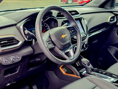 Used 2021 Chevrolet TrailBlazer ACTIV w/ Technology Package image 6