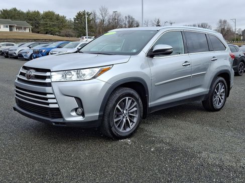 Used 2019 Toyota Highlander XLE AWD/4WD image 3