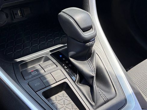 Used 2019 Toyota RAV4 LE w/ Carpet Mat Package FWD image 9