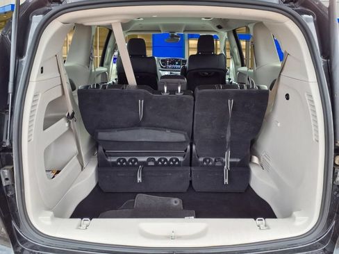 Used 2023 Chrysler Pacifica Touring-L FWD image 24