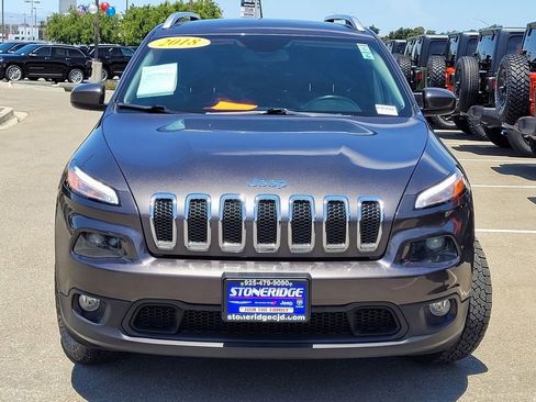 Used 2018 Jeep Cherokee Latitude Plus w/ Cold Weather Group AWD/4WD image 3