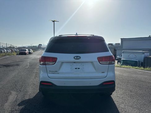 Used 2016 Kia Sorento AWD w/ LX Convenience Package image 4