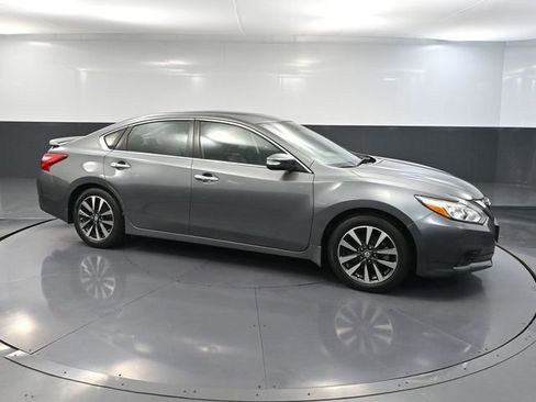 Used 2016 Nissan Altima 2.5 SL w/ Moonroof Package image 3