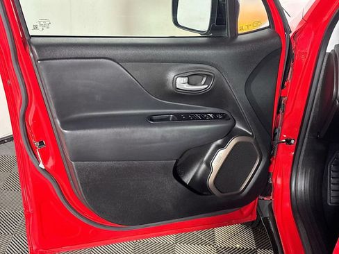 Used 2023 Jeep Renegade Latitude AWD/4WD image 10