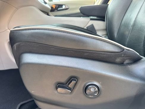 Used 2023 Chrysler Pacifica Limited FWD image 14