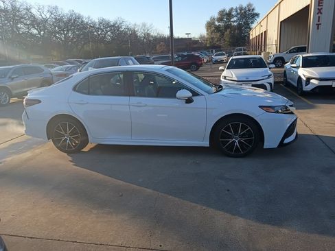 Used 2024 Toyota Camry SE image 7