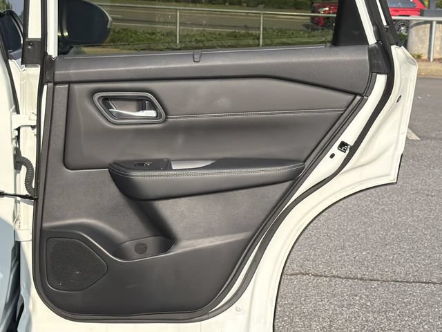 Certified 2025 Nissan Rogue SL w/ Tech Package FWD image 18