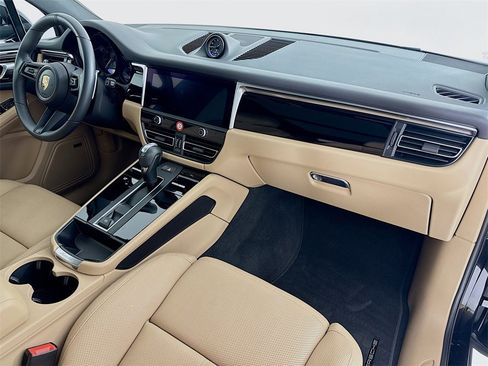 Certified 2025 Porsche Macan image 32