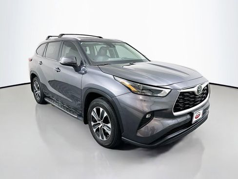 Certified 2024 Toyota Highlander XLE image 3