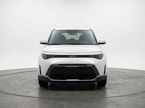 Used 2025 Kia Soul LX w/ LX Technology Package FWD image 2