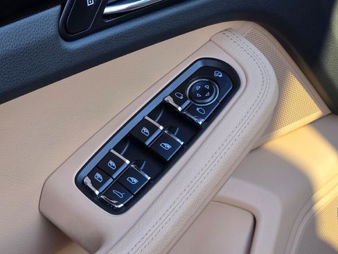 Used 2025 Porsche Macan image 18