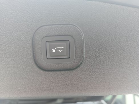 Used 2017 Chevrolet Equinox Premier w/ Enhanced Convenience Package FWD image 12