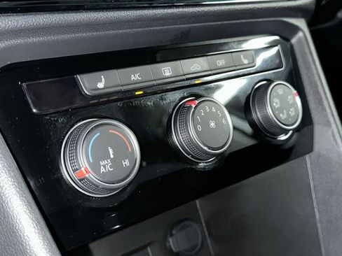Certified 2023 Volkswagen Taos SE FWD image 20
