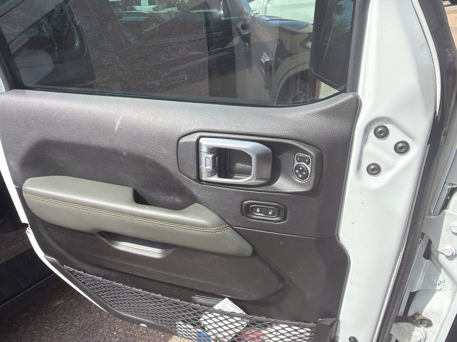 Used 2025 Jeep Gladiator Mojave w/ Convenience Group AWD/4WD image 3