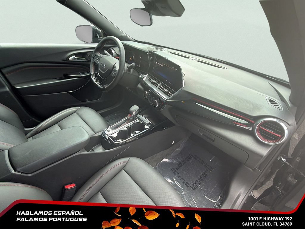 Certified 2025 Chevrolet Trax RS w/ Sunroof Package FWD image 32