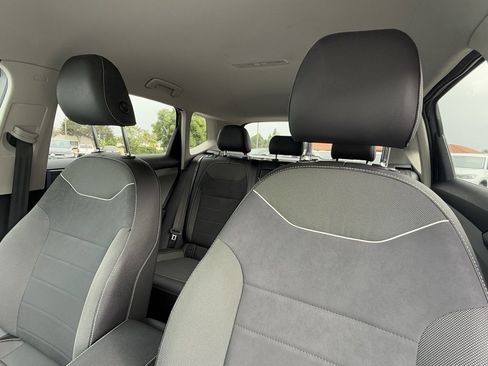 Used 2024 Volkswagen Taos SE image 13