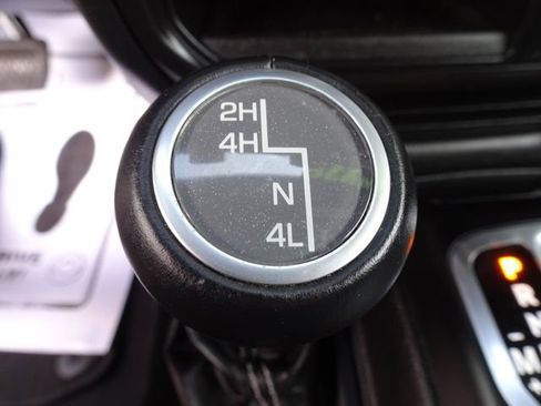 Used 2018 Jeep Wrangler Unlimited Sahara image 24