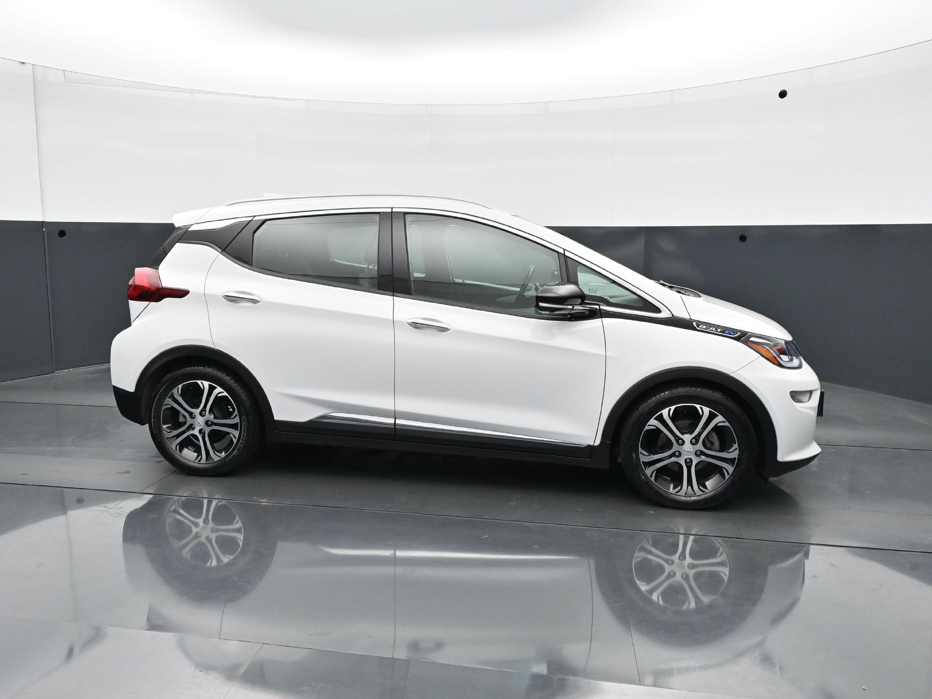 Used 2019 Chevrolet Bolt Premier w/ Infotainment Package FWD image 8