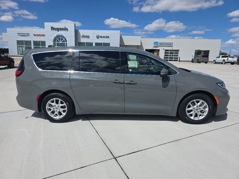 Used 2023 Chrysler Pacifica Touring-L FWD image 4