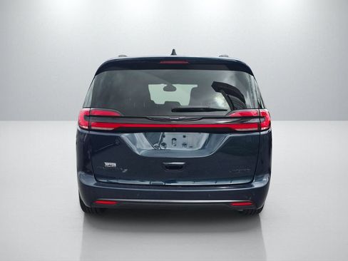 Used 2025 Chrysler Pacifica Limited FWD image 6