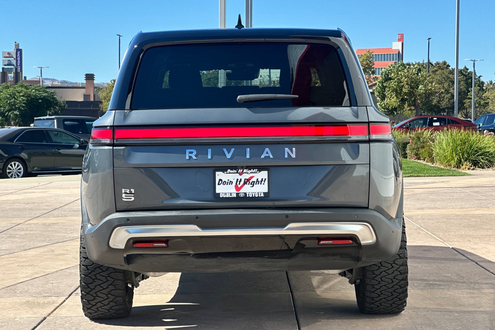 Used 2024 Rivian R1S Adventure Dual AWD/4WD image 5