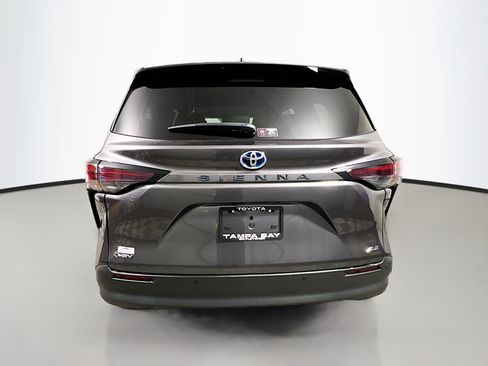 Used 2025 Toyota Sienna XLE FWD image 6