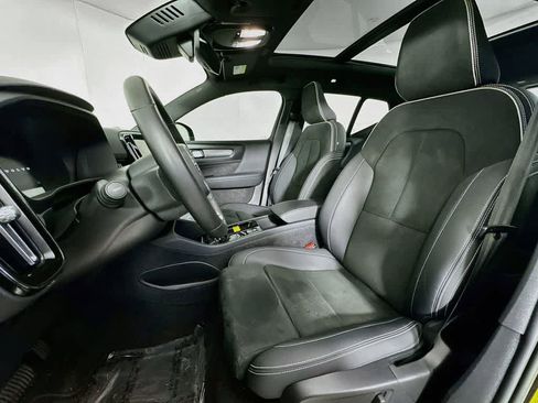 Used 2023 Volvo XC40 B5 Plus AWD/4WD image 12