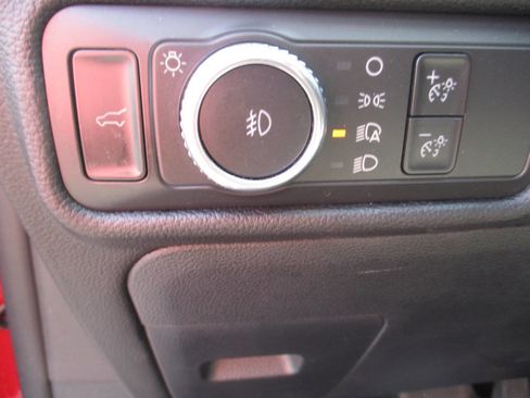 Used 2021 Ford Explorer XLT w/ Equipment Group 202A AWD/4WD image 16