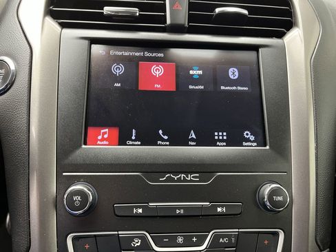 Used 2019 Ford Fusion SE FWD image 19
