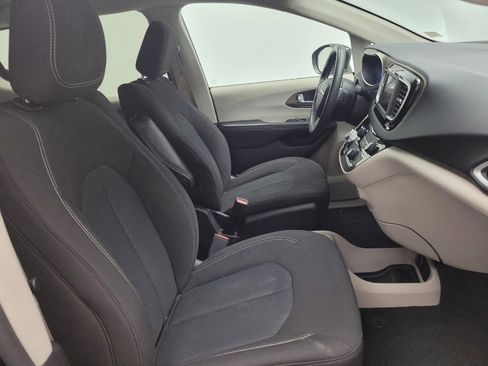 Used 2022 Chrysler Voyager LX image 21