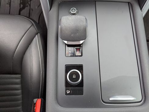 Used 2025 Land Rover Discovery Dynamic SE AWD/4WD image 23