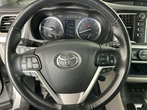 Used 2017 Toyota Highlander XLE AWD/4WD image 16