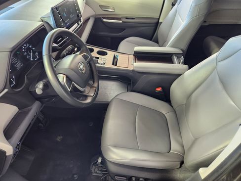 Used 2024 Toyota Sienna XLE image 11