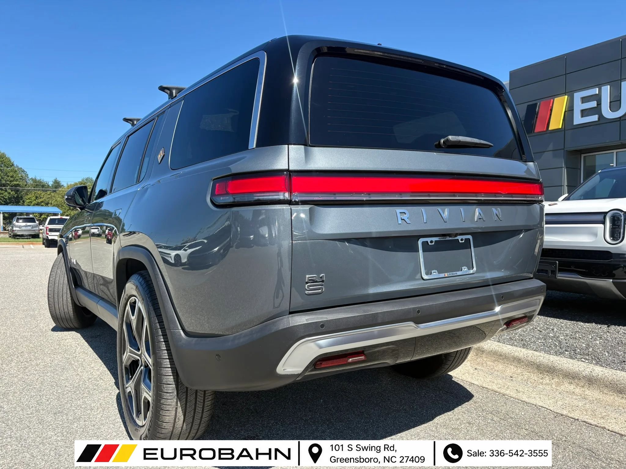 Used 2025 Rivian R1S Adventure Dual AWD/4WD image 3