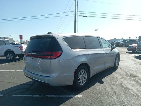Used 2023 Chrysler Pacifica Touring-L image 7