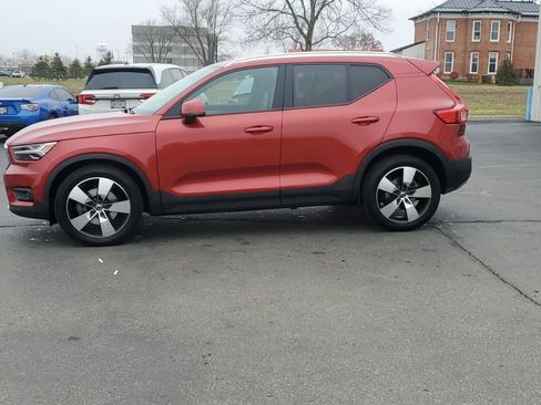 Used 2021 Volvo XC40 T5 Momentum w/ Climate Package image 4