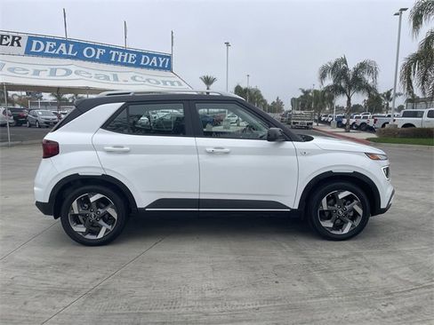 Used 2022 Hyundai Venue Limited image 9