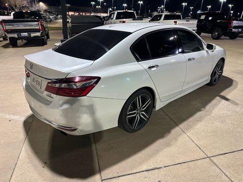 Used 2017 Honda Accord Touring image 3