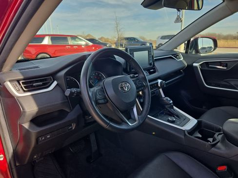 Used 2021 Toyota RAV4 XLE Premium image 2